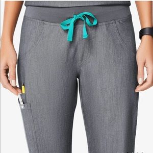 Like New Figs Kade Cargo Graphite Scrub Pants